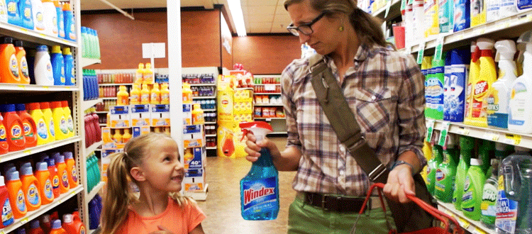 mother daugher shopping for windex